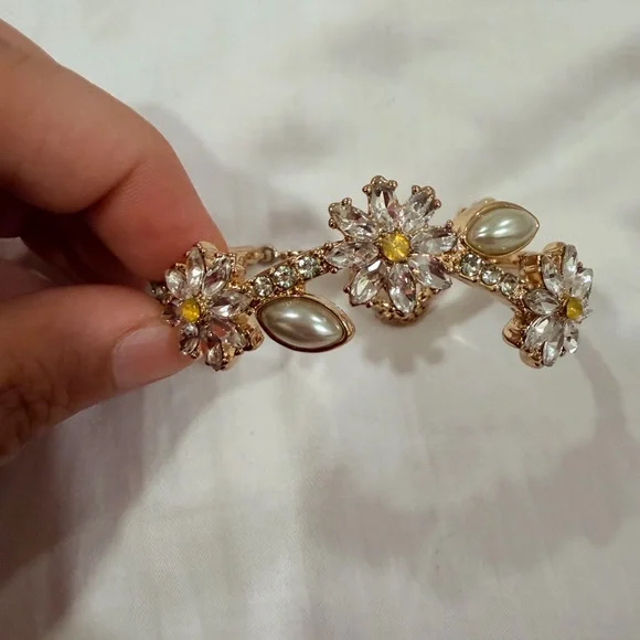 Gold Floral Crystal bracelet - Picture 1 of 4